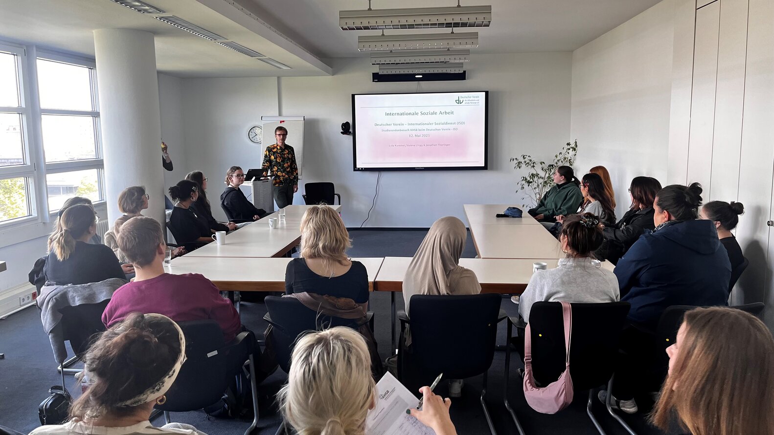 Studierende im Raum –