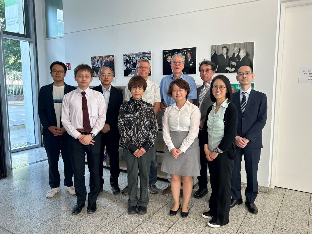 Foto: Gruppenbild von der Japanischen Delegation mit Vertretern des Deutschen Vereins im Foyer der Geschäftsstelle des DV –