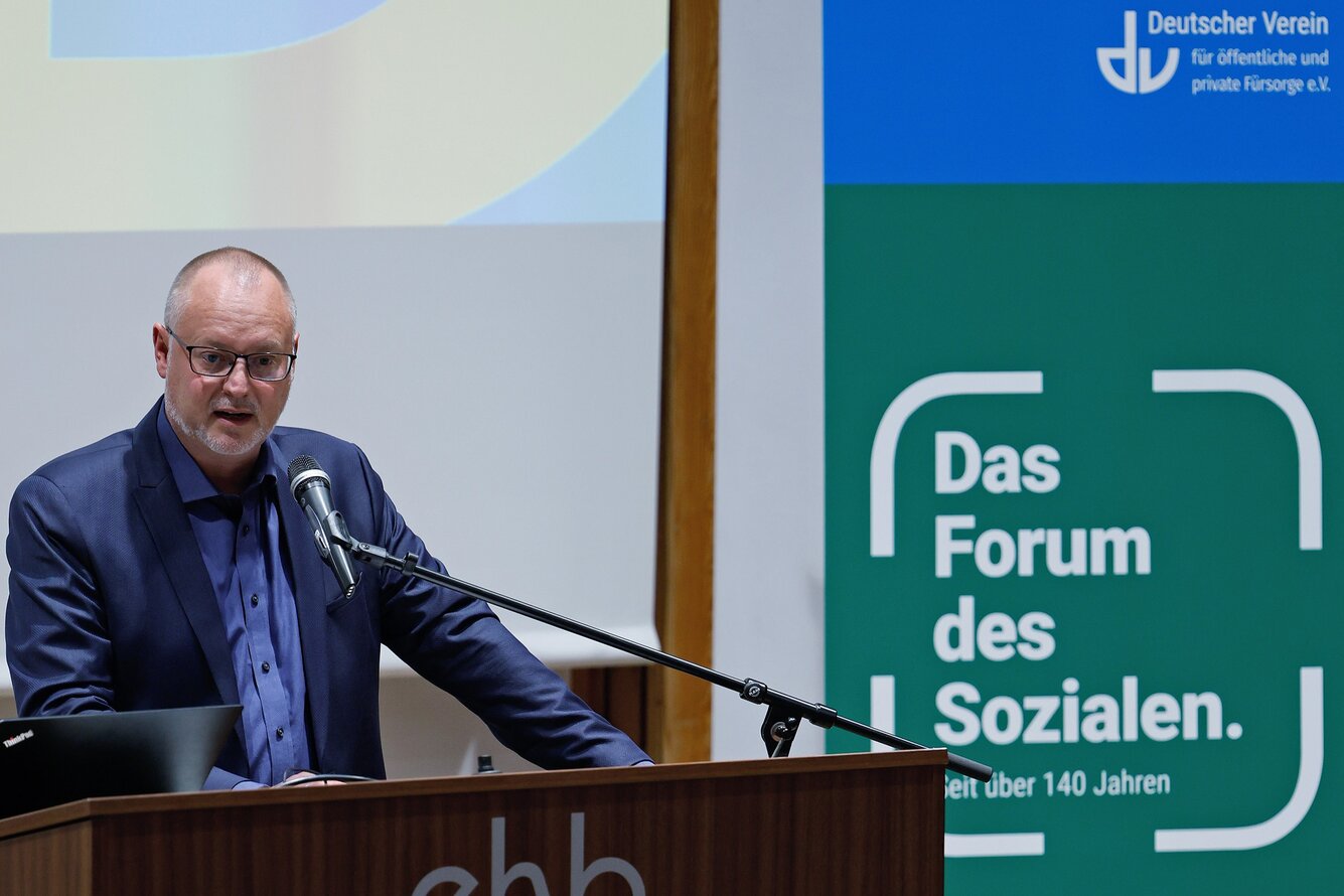 Staatssekretär Falko Liecke am Rednerpult zum ASD Bundeskongress 2024 –