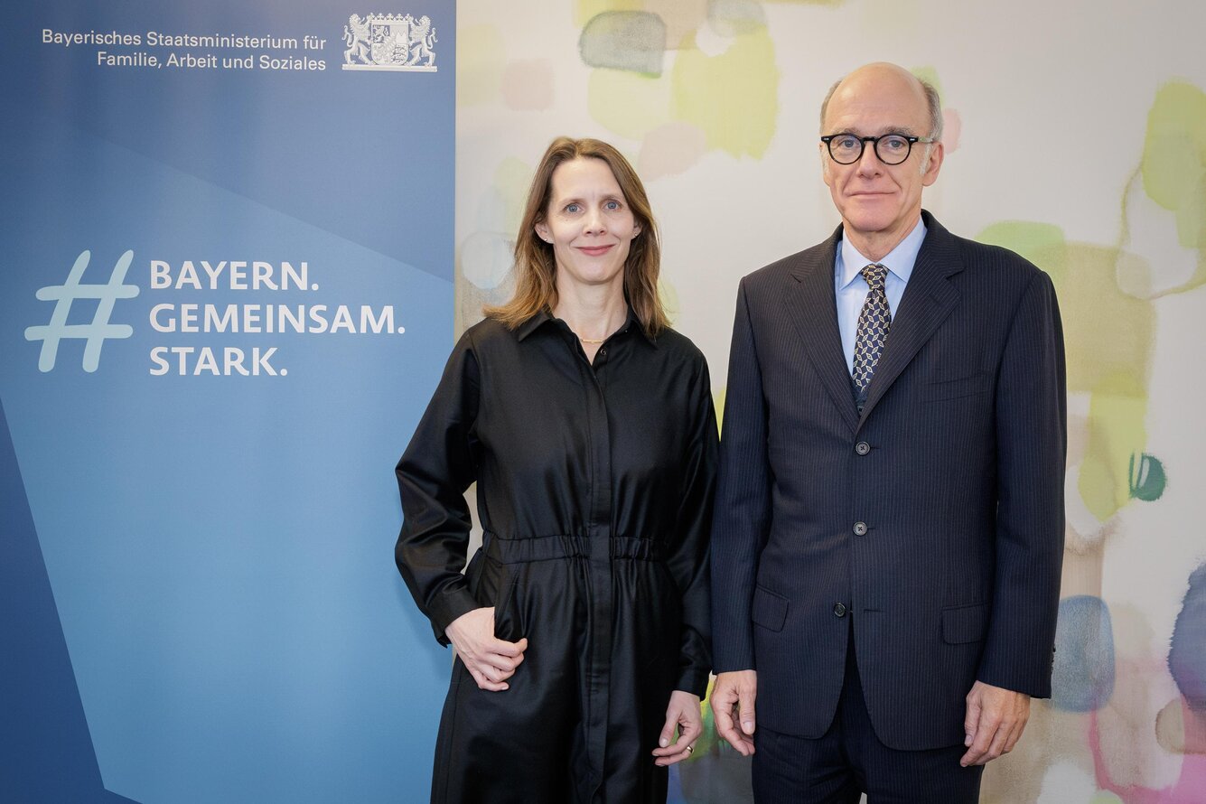 DV-Vorständin Dr. Verena Staats neben Amtschef Dr. Markus Gruber –
