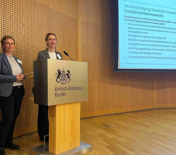 Dr. Romy Ahner und Viola Rentzsch (von links) während ihres Beitrags in der Britischen Botschaft. – 