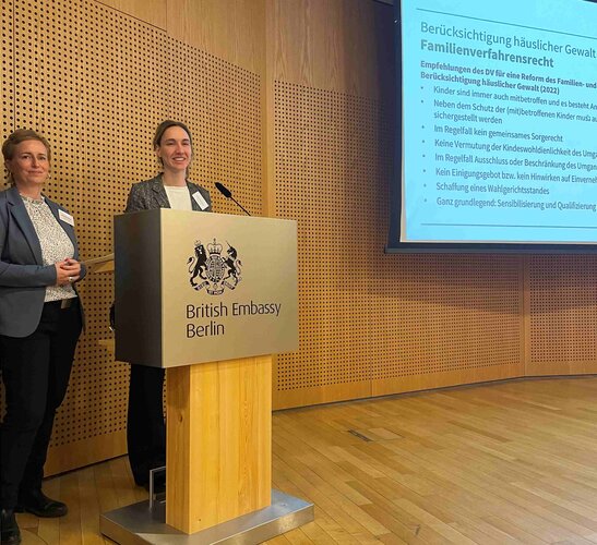 Dr. Romy Ahner und Viola Rentzsch (von links) während ihres Beitrags in der Britischen Botschaft. – 