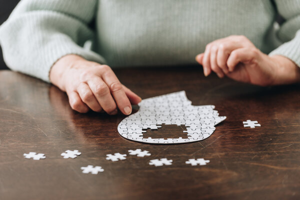 Frau puzzelt ein Kopf – 