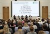 Foto zeigt die Podiumsdiskussionsteilnehmende
