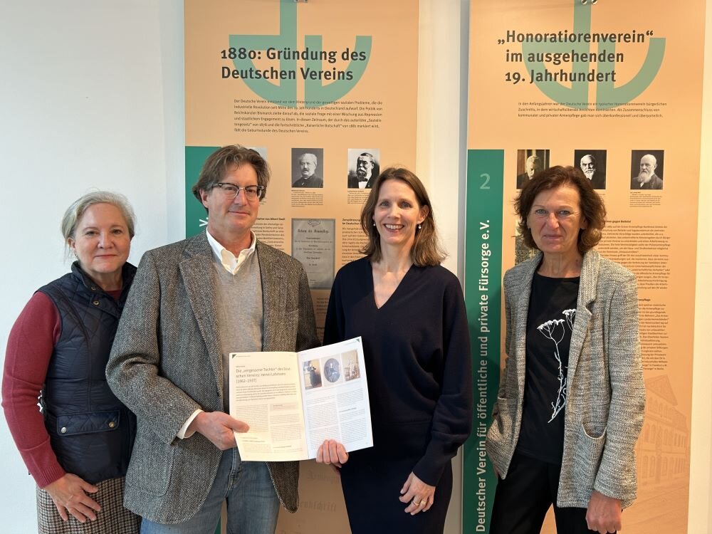 Sylvia Lehmann, Walter Lehmann, Dr. Verena Staats, Dr. Sabine Schmitt vor der Historischen Ausstellung des Deutchen Vereins in der Geschäftsstelle des Deutschen Vereins –