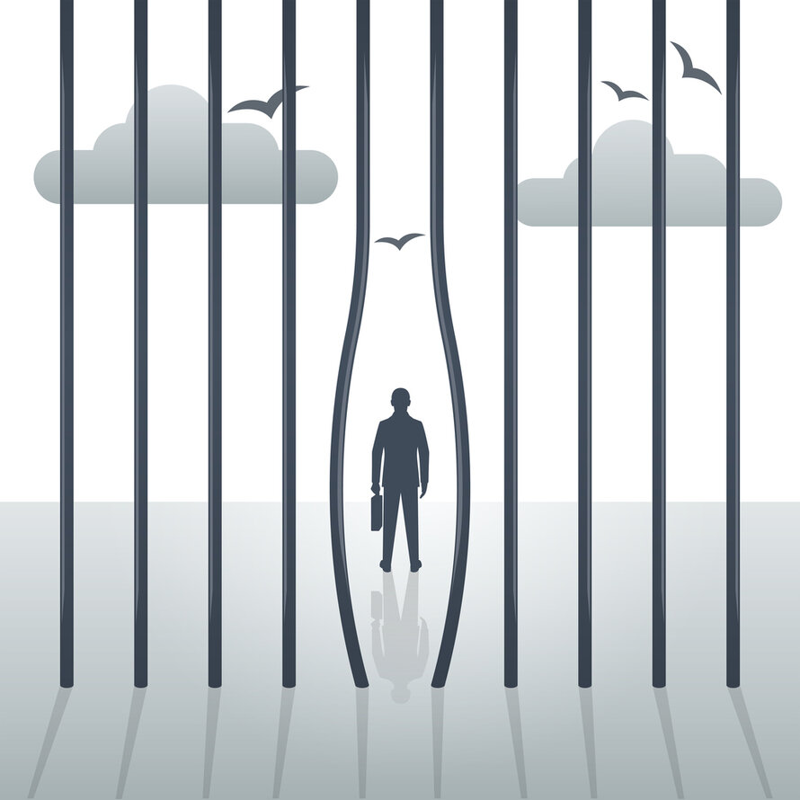 Der Gefangene verließ das Gefängnis. Biegen von Metallstangen. Sich losreißen. Silhouette eines Mannes, bewölkter Himmel und Vögel im Hintergrund als Symbol der Befreiung. –