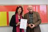 Prof. Dr. Uta Meier-Gräwe hält eine Urkunde. Neben ihr steht Michael Löher, Vorstand des Deutschen Vereins