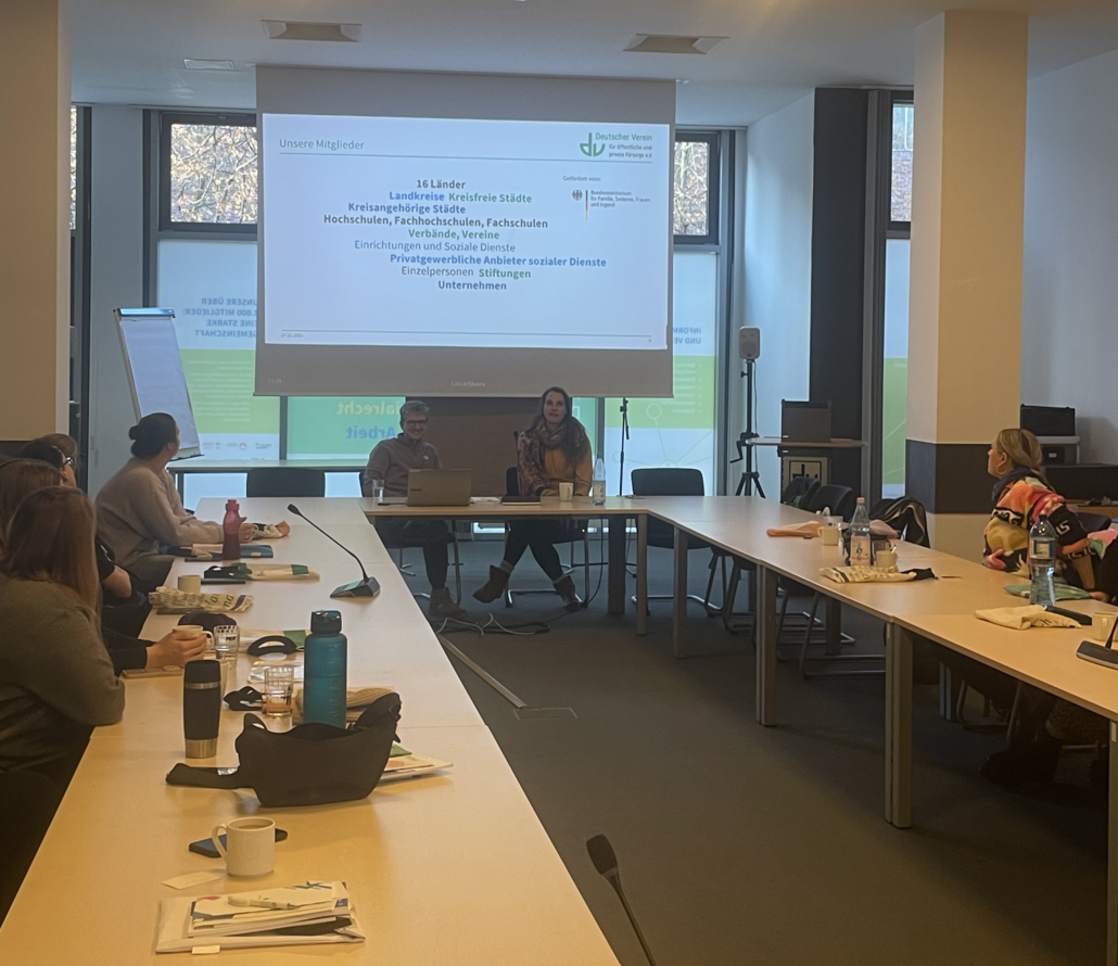 Foto des Plenums beim Besuch der Studierendengruppe im Deutschen Verein. – 