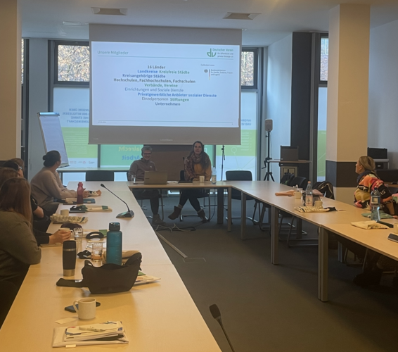 Foto des Plenums beim Besuch der Studierendengruppe im Deutschen Verein. – 