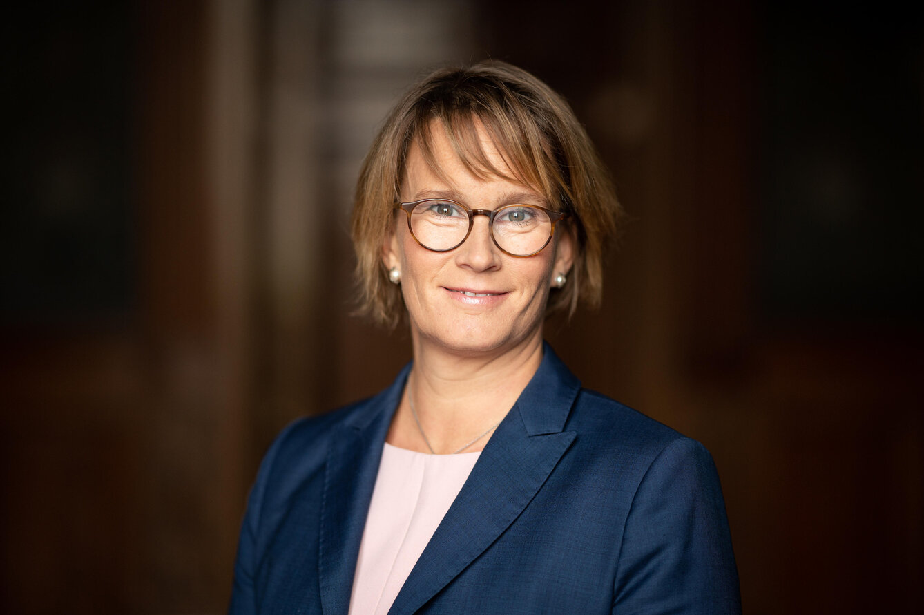 Porträtfoto von Melanie Schlotzhauer, Senatorin der Sozialbehörde Hamburg und Vorsitzende der 101. Arbeits- und Sozialministerkonferenz. –