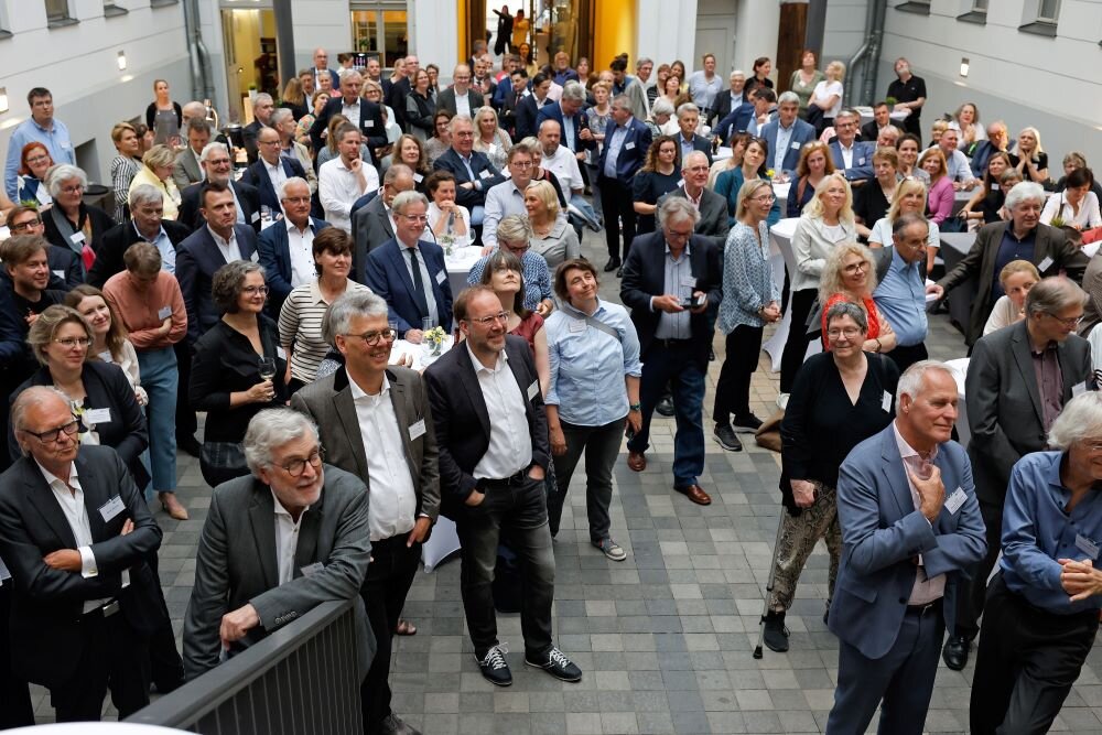 Das Foto zeigt die Teilnehmenden im Innenhof der Landesvertretung Sachsen-Anhalt – 
