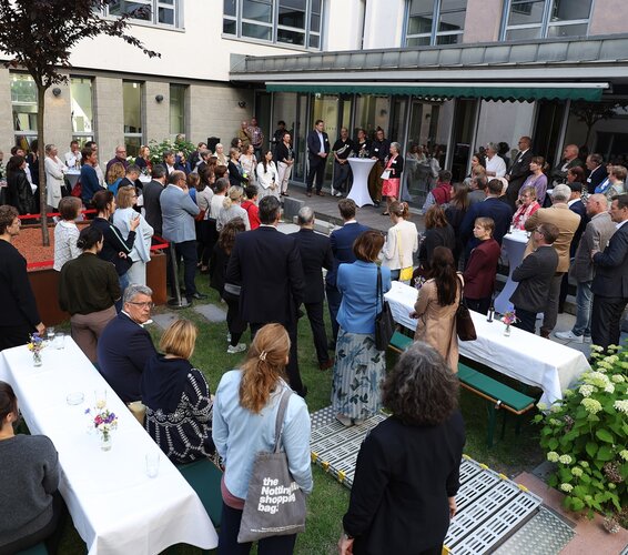 Foto während der Begrüßung der Gäste beim Abend der Begegnung des Deutschen Vereins. – 
