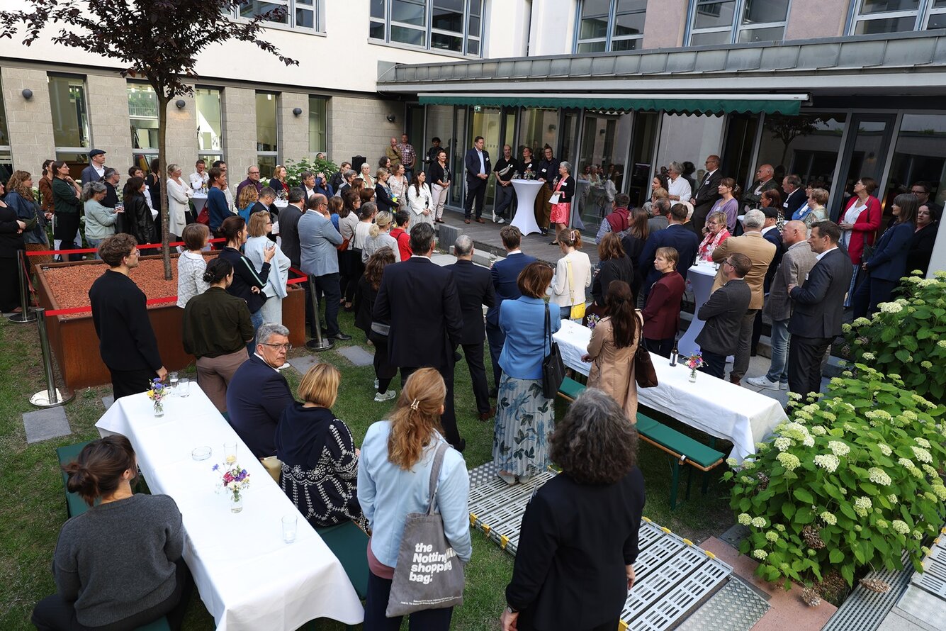 Foto während der Begrüßung der Gäste beim Abend der Begegnung des Deutschen Vereins. – 