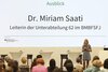 Foto zeigt Dr. Miriam Saati während des Ausblicks