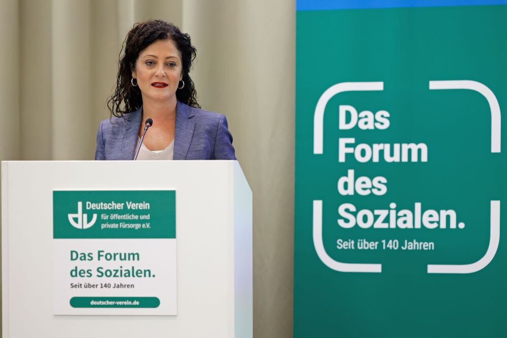 Foto von Cansel Kiezeltepe am Rednerpult zur Hauptausschusssitzung 2024 – 