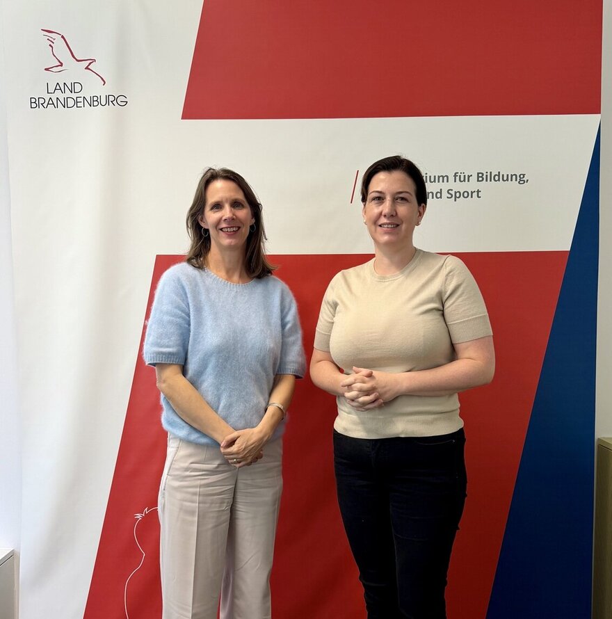 Foto von DV-Vorständin Dr. Verena Staats und Isabelle Haß, Staatssekretärin im Ministerium für Bildung, Jugend und Sport des Landes Brandenburg