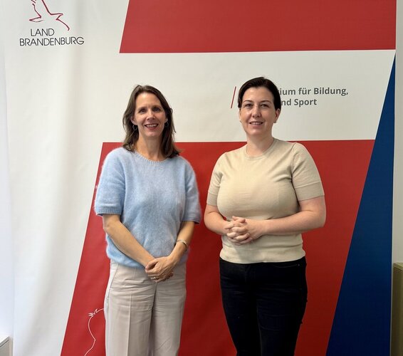 Foto von DV-Vorständin Dr. Verena Staats und Isabelle Haß, Staatssekretärin im Ministerium für Bildung, Jugend und Sport des Landes Brandenburg