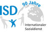 Die Grafik hat den Schriftzug ISD 90 Jahre Internationaler Sozialdienst. Sie zeigt grafisch zwei Erwachsene die von zwei Seiten ein Kind an der Hand ziehen. Daneben ist eine Weltkugel angedeutet. 