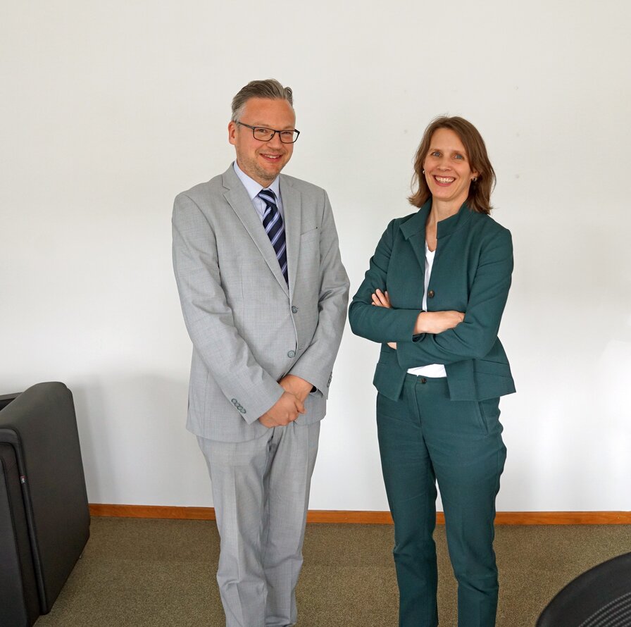 Foto von links: Patrick Wahl, Staatssekretär im Ministerium für Gesundheit und Soziales des Landes Brandenburg, und DV-Vorständin Dr. Verena Staats –