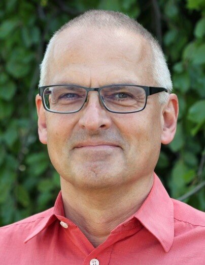 Orange-pinke Grafik mit einem Dr. Holger Schütz, Fachbereichsleiter „Arbeit, Wirtschaft, Innovation“ beim Institut für angewandte Sozialwissenschaft GmbH. Auf einem weißen Rechteck steht in grauer Schrift „Drei Fragen an Dr. Holger Schütz“. In der oberen rechten Ecke befindet sich das Logo des Projekts „Umsetzungsbegleitung Bundesteilhabegesetz“. – 