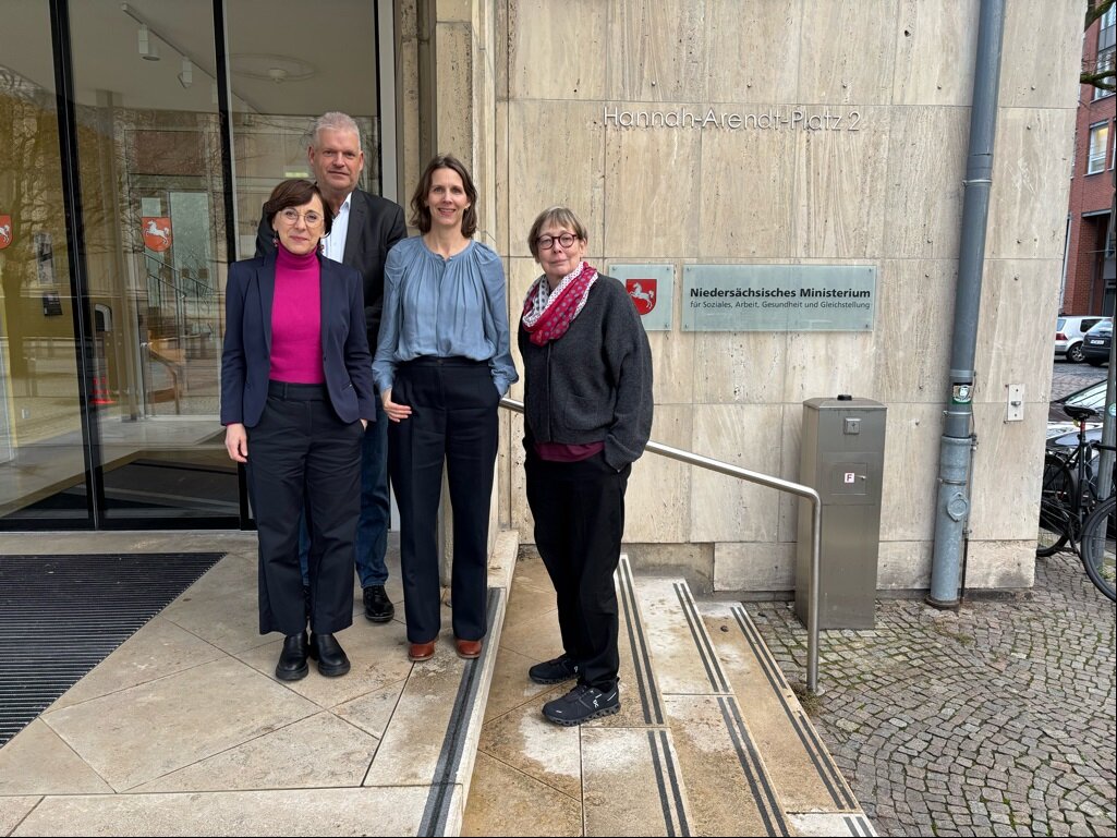 Foto von Dr. Verena Staats, Dr. Christine Arbogast, Dr. Gesa Schirrmacher und Dirk Schröder vor der Niedersächsischen Ministerium für Soziales, Gesundheit und Gleichstellung –