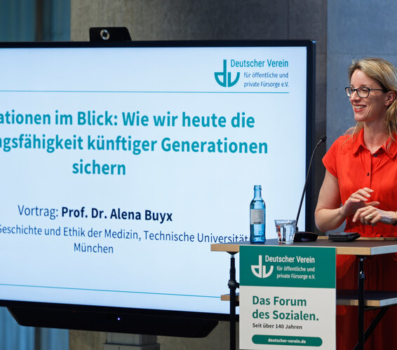 Prof. Dr. Alena Buyx, Institut für Geschichte und Ethik der Medizin, Technische Universität München während ihres Vortrags bei der Hauptausschusssitzung 2026 des Deutschen Vereins