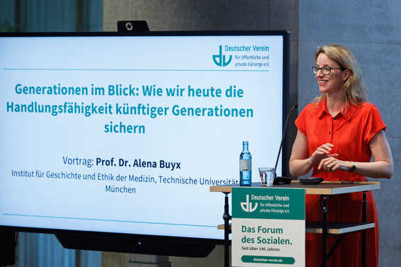 Prof. Dr. Alena Buyx, Institut für Geschichte und Ethik der Medizin, Technische Universität München während ihres Vortrags bei der Hauptausschusssitzung 2026 des Deutschen Vereins