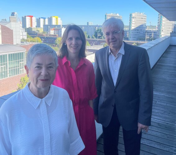 Foto von links: DV-Präsidentin Dr. Irme Stette-Karp, Dr. Verena Staats und Prof. Dr. Frank Nullmeier – 