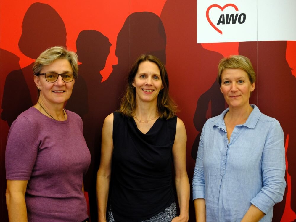 Gruppenfoto mit Claudia Mandrysch, Dr. Verena Staats und Nora Schmidt –