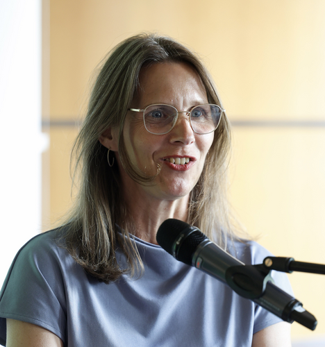 Grafik mit der Aufschrift: DV-Vorständin Dr. Verena Staats mit Impuls beim Forum der Stiftung Zukunft Altenpflege – 