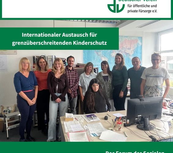 Grafik mit der Aufschrift: "Internationaler Austausch für grenzüberschreitenden Kinderschutz" und einem Gruppenfoto der Teilnehmenden vom ISD und dem ISS Portugal