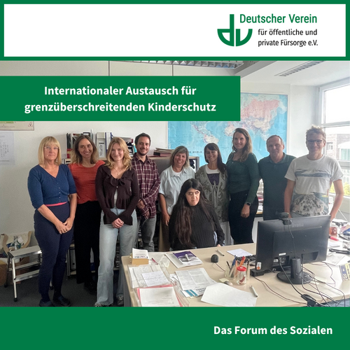 Grafik mit der Aufschrift: "Internationaler Austausch für grenzüberschreitenden Kinderschutz" und einem Gruppenfoto der Teilnehmenden vom ISD und dem ISS Portugal