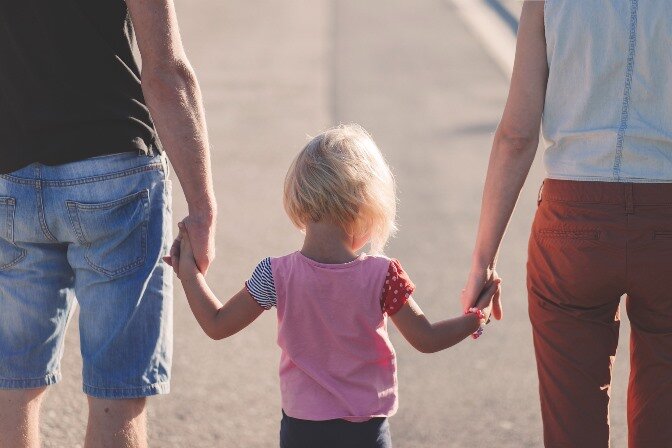 Familie von hinten –