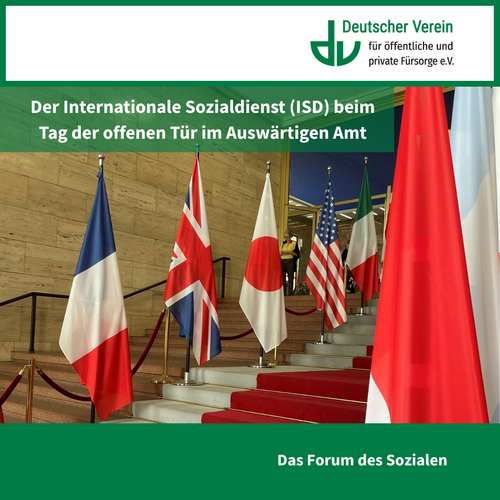 Grafik mit der Aufschrift "Der Internationale Sozialdienst (ISD) beim Tag der offenen Tür im Auswärtigen Amt" und einem Foto aus dem Windfänger im Auswärtigen Amt. – 