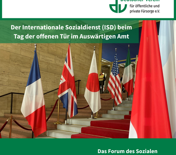 Grafik mit der Aufschrift "Der Internationale Sozialdienst (ISD) beim Tag der offenen Tür im Auswärtigen Amt" und einem Foto aus dem Windfänger im Auswärtigen Amt. – 