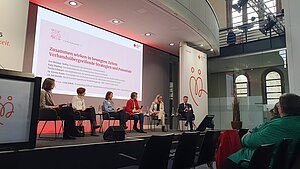 DV-Vorständin bei Podiumsdiskussion des DRK-Wohlfahrtskongresses 2025