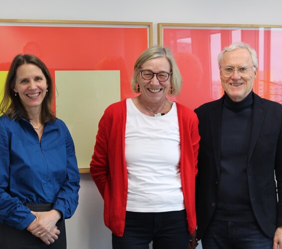 Foto, von links: Dr. Verena Staats, Vorständin des Deutschen Vereins, BAG-IF-Geschäftsführerin Claudia Rustige und 1. Vorsitzender Ulrich Adlhoch – 