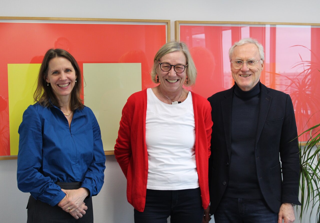 Foto, von links: Dr. Verena Staats, Vorständin des Deutschen Vereins, BAG-IF-Geschäftsführerin Claudia Rustige und 1. Vorsitzender Ulrich Adlhoch – 