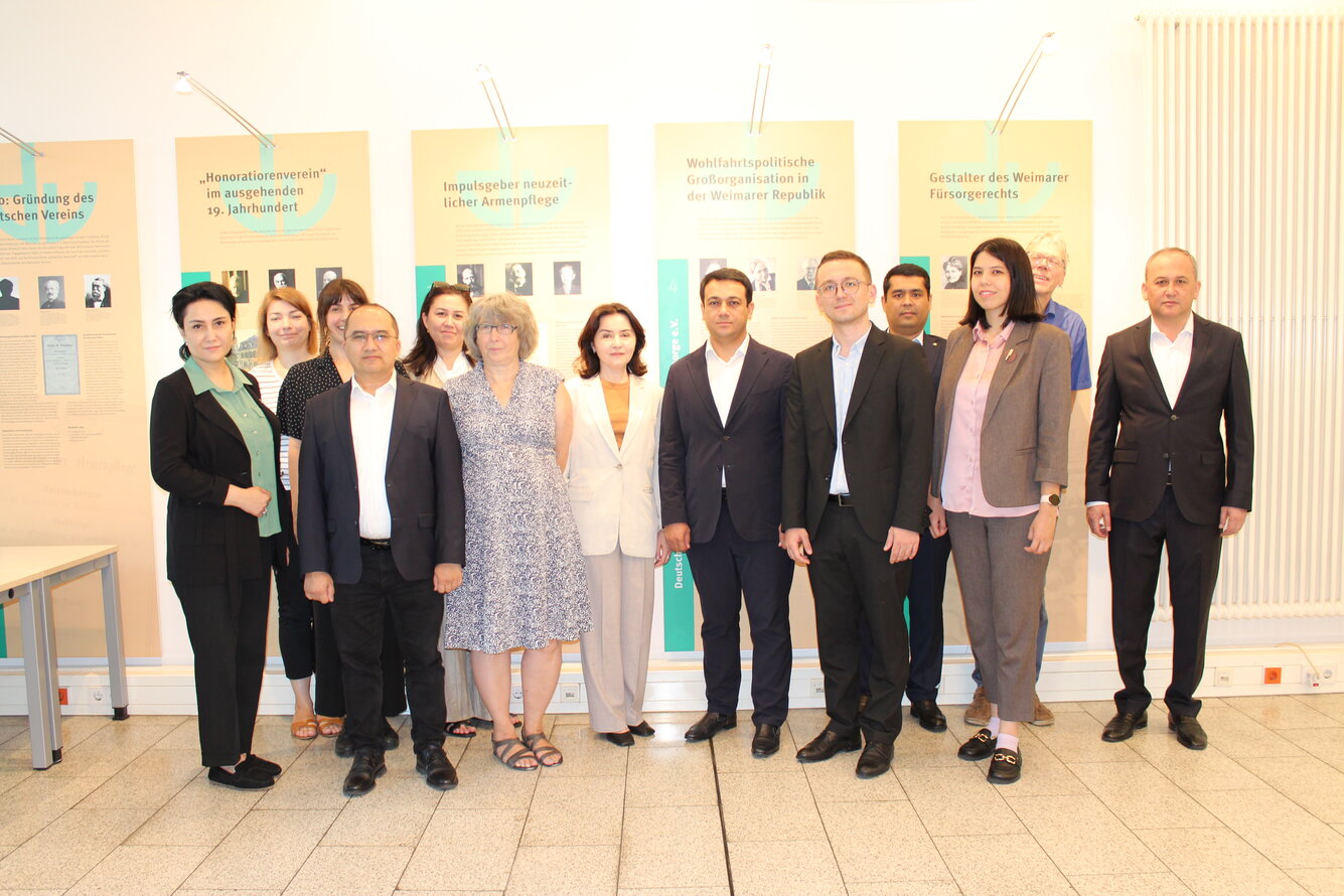 Zeigt eine Delegation aus Usbekistan und Mitarbeitende des Deutschen Vereins – 