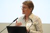 Foto zeigt Nora Schmidt der Begrüßung der Teilnehmenden.