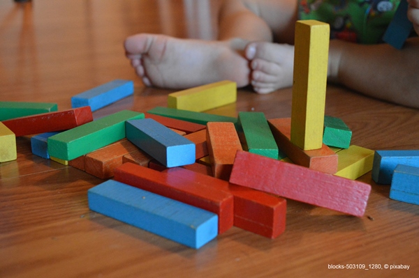 Fotonachweis: Bauklötze und Kinderfüße, blocks-503109_1280, © pixabay