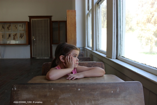 Foto eines Kleinkindes am Tisch, child-830988_1920, © pixabay