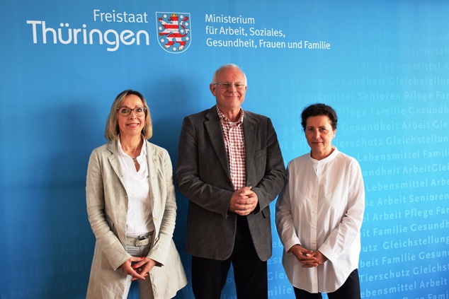 Foto v.l.n.r.: Ina Riehm, Michael Löher und Staatssekretärin Ines Feierabend, © TMASGFF/Windheim