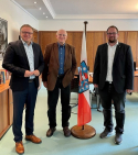 Foto v.l.n.r.: Prof. Dr. Mario Voigt, Michael Löher und Thadäus König