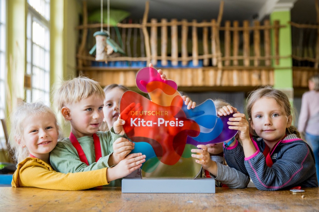 Foto: Kinder mit der Trophäe 